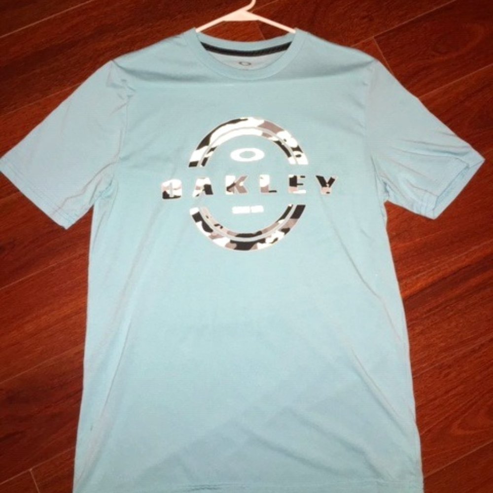 Oakley T-shirt size M